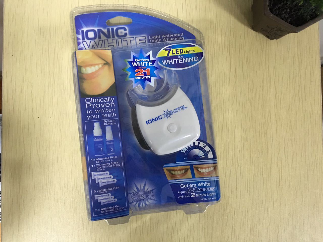 Tooth whitening instrument teeth cleaning device